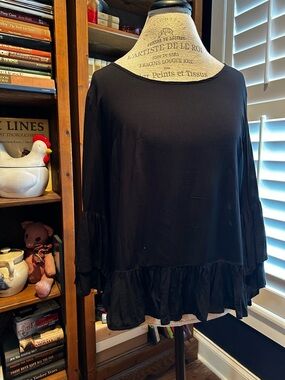 Solitaire Black Ruffle-Hem Tunic Top